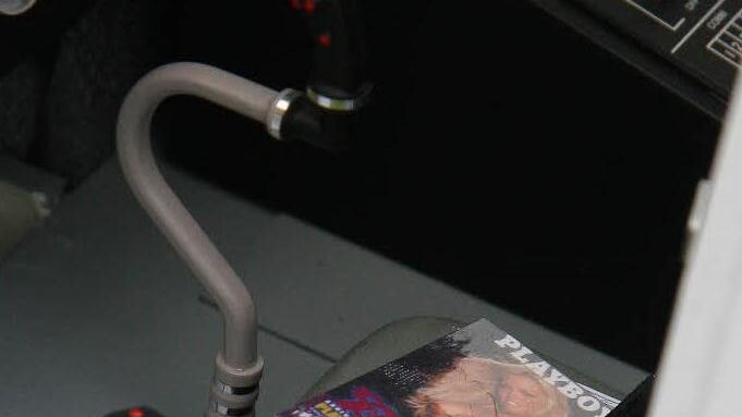 Über solche Details freut sich die Heli-Gemeinde: eine Mini-Playboy-Ausgaben im Cockpit.