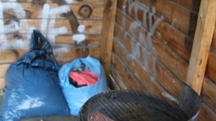 Die Skater wissen nicht, wie die Kleidungssäcke und der Grill hierher geraten konnten.