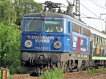 Zum Sortiment betriebsfähiger Altbau-Elektroloks gehört die ÖBB-Baureihe 1042. Am Freitag, 10. Juli, kommt ein bauartgleiches Zugpferd nach Lichtenfels.  Foto: Klaus Oelzner