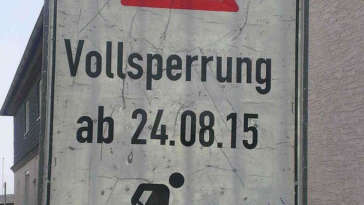 Dieses Schild in Posseck und ein weiteres bei der Fehnenschneidmühle weisen auf die Sperrung der Kreisstraße 3 hin.  Foto: Stefan Schedel