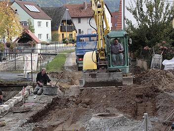 Im Bereich des Backofens soll die westliche Ortsstraße gepflastert werden. Ein Dorfplatz soll entstehen.   Fotos. Josef Hofbauer