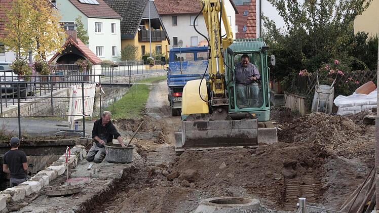 Im Bereich des Backofens soll die westliche Ortsstraße gepflastert werden. Ein Dorfplatz soll entstehen.   Fotos. Josef Hofbauer