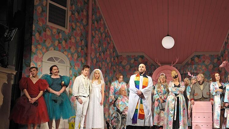 Szene aus der Neuinszenierung von Otto Nicolais "Die lustigen Weiber von Windsor" am Landestheater Coburg. Foto: Andrea Kremper