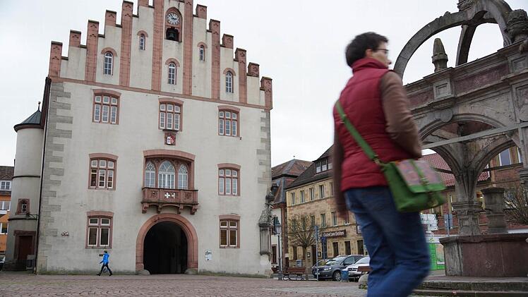 Das Rathaus bestimmt das Panorama rund um den Marktplatz.Foto: Arkadius Guzy