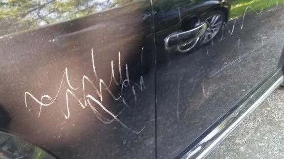 Die Besitzerin dieses VW Beetle ist fassungslos: Unbekannte haben auf dem Parkplatz am Schwedensteg den Lack der Motorhaube und der kompletten Beifahrerseite zerkratzt. Foto: privat