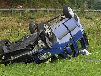Auf dem Dach blieb der Fiat liegen.