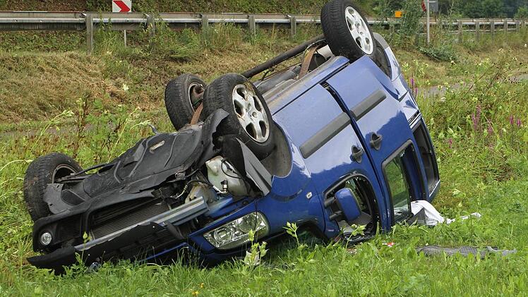 Auf dem Dach blieb der Fiat liegen.