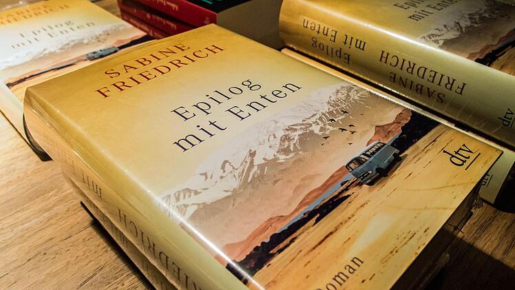 Heimspiel für Sabine Friedrich: In Coburg stellte die Autorin ihren neuen Roman "Epilog mit Enten" bei einer Lesung vor. Foto: Jochen Berger