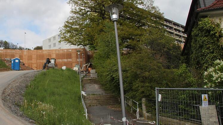 Der Fußweg von der Albrecht-Dürer-Straße zum Krankenhaus wird in Kürze fertiggestellt. Foto: Stephan Tiroch