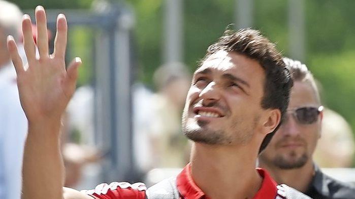 Mats Hummels grüßte die Zuschauer bei der Ankunft.