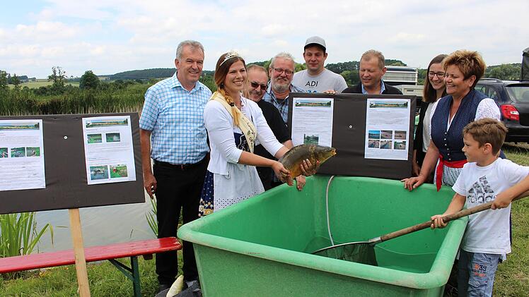 Auftakt am Karpfenweiher mit (von links) Bürgermeister Hans Beck, Karpfenkönigin Nina I. , Werner Nützel, Teichwirte, BBV-Kreisobmann Edgar Böhmer, Luisa Wiesneth, Kreisbäuerin Anneliese Göller und Luca