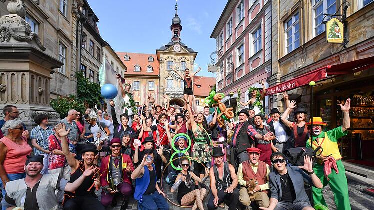 Das obligatorische Gruppenfoto der Künstler vor dem Alten Rathaus in Bamberg. Foto: Ronald Rinklef
