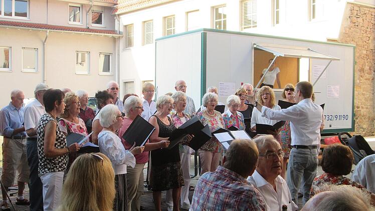 Die MGV-Chorgemeinschaft und Bürgermeister Armin Warmuth eröffneten das Höflesfest im "Apotheker-Hof". Winfried Ehling