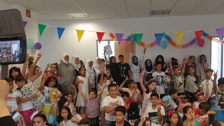 Für die Jahresabschlussfeier der Schule des  arabischen Kulturvereins wären die Räumlichkeiten in der Gönnerstraße zu klein gewesen. Deshalb feierten die Kinder mit ihren Eltern bereits in der Ottostraße.  p.
