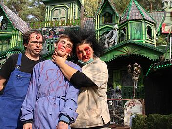 Ungewöhnlicher Arbeitsplatz: Andreas Jahnel, Frank Hösl und Tina Jahnel vor dem Horrorhaus im Freizeitland Geiselwind. Fotos: Ralf Dieter