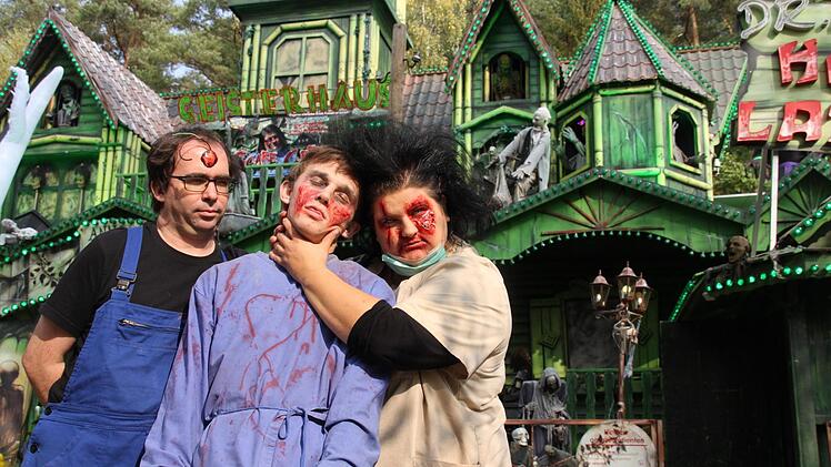 Ungewöhnlicher Arbeitsplatz: Andreas Jahnel, Frank Hösl und Tina Jahnel vor dem Horrorhaus im Freizeitland Geiselwind. Fotos: Ralf Dieter
