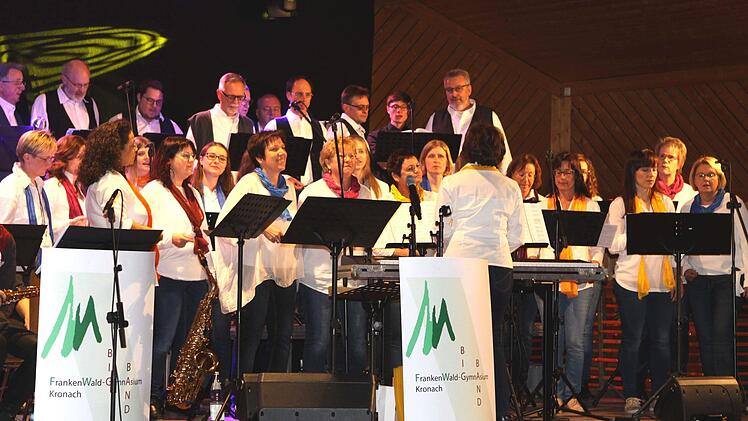 Der Gospelchor Kronach war zum zweiten Mal in Neufang zu Gast und hatte wieder die FGW Big-Band mitgebracht. Foto: Michael Wunder