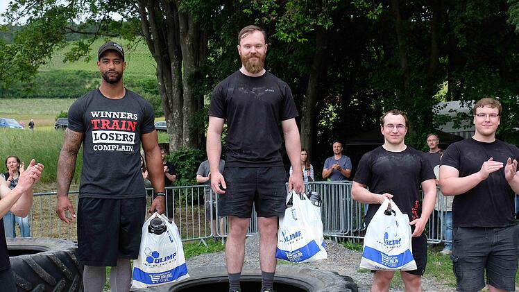 Siegertreppchen auf dem Riesenreifen (v.l.): Samuel Kohn (Platz 2), Sieger Johannes Reusch und Philipp Lendner (Platz 3). Foto: Gerd Schaar