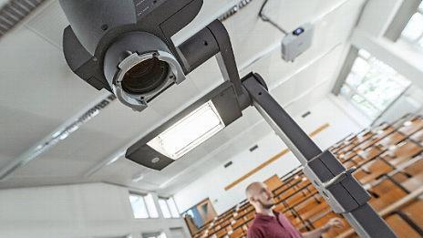 "Visualizer" statt Tafel: Über das Gerät kann Tutor Daniel Pflaum Beispielrechnungen ins Internet übertragen.