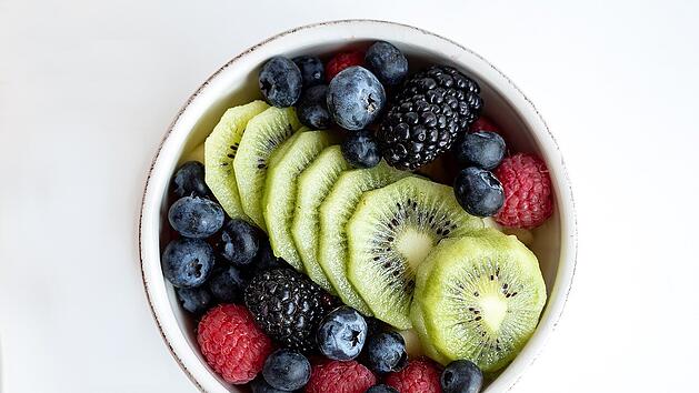Obst sollte lieber über den Tag verteilt gegessen werden.