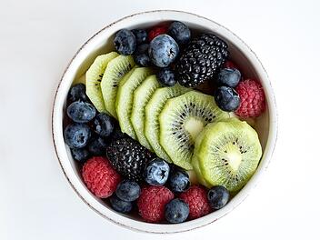 Obst sollte lieber über den Tag verteilt gegessen werden.