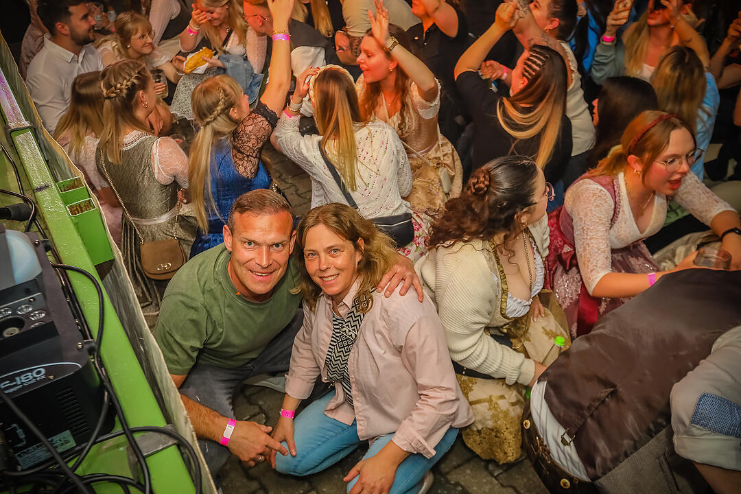 Samstagsparty im Festzelt!