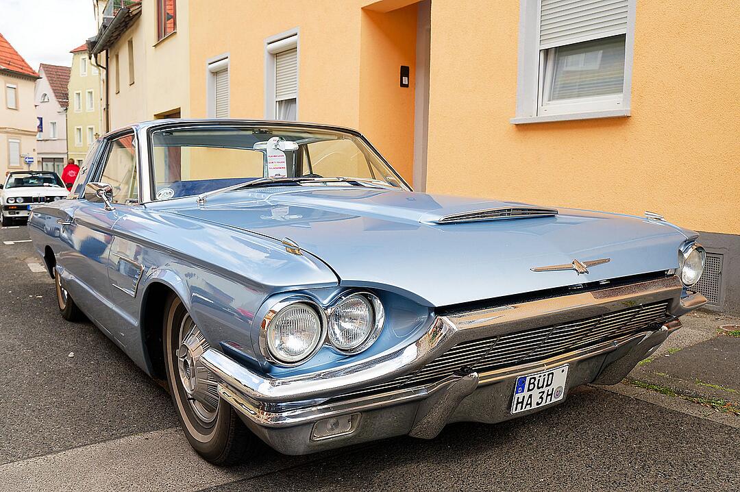 Historische Automobile und Motorräder