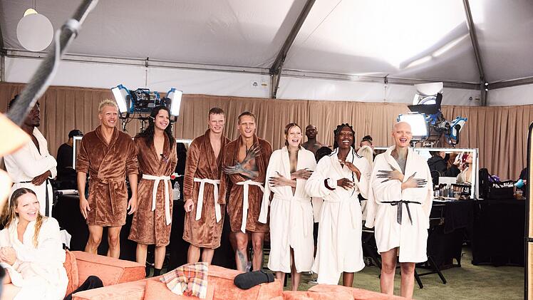 Mit blondierten Augenbrauen und aufgespr&uuml;hten Schuppen warten die Models auf das Shooting.