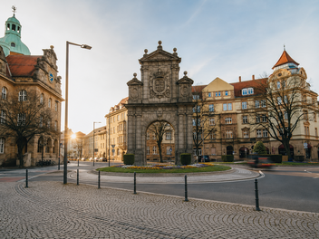 Michael Hemm hat sich Hilfe von der KI geholt: So k&ouml;nnte sich in seiner Vorstellung das wiederaufgebaute Riegeltor am Wilhelmsplatz einf&uuml;gen.