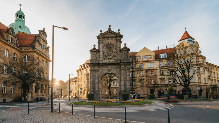Michael Hemm hat sich Hilfe von der KI geholt: So k&ouml;nnte sich in seiner Vorstellung das wiederaufgebaute Riegeltor am Wilhelmsplatz einf&uuml;gen.