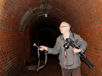 Oliver Kulbe, ausgerüstet mit Stablampe und Fotoausrüstung.Fotos: Günther Geiling