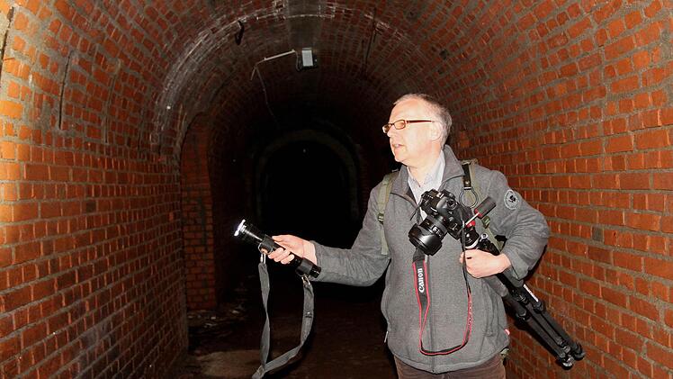 Oliver Kulbe, ausgerüstet mit Stablampe und Fotoausrüstung.Fotos: Günther Geiling