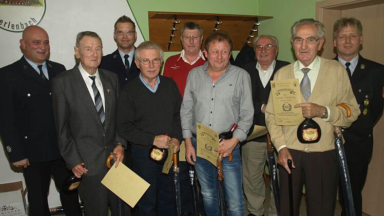 Die Generalversammlung bot würdigen Rahmen, langjährige Mitglieder der FW Oerlenbach auszuzeichnen. Auf unserem Foto von links Vorsitzender Alfons Müller, Rudi Braun (60 Jahre), 2. Vorsitzender Stefan Hemmerich, Bruno Kuhn, Manfred Büttner (beide 50 Jahre), Siegfried Bieber (40 Jahre), Xaver Hofmann (70 Jahre), Lorenz Vierheilig (60 Jahre) und 1. Kommandant Reiner Kuhn.