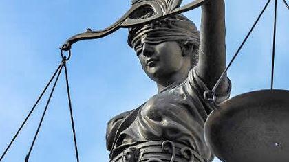 Im falle eines Frührentners ließ Justitia Milde walten, auch wenn der mann schon mehrfach vor Gericht gestanden hatte. Symbolbild: Christopher Schulz