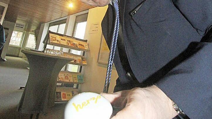 Die Merchandising-Produkte der Stadt sind mit dem neuen Logo aufgerüstet. Bürgermeister German Hacker hat sich für die Fahrradklingel entschieden. Es warten Kugelschreiber, Ballons und Traubenzucker.  Fotos: Busch