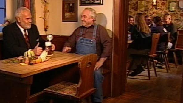 ... und erklärt dem TV-Moderator, wie es in einem fränkischen Wirtshaus zugeht. Screenshots: BR