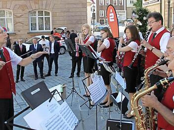 Auch auf der Rathaustreppe gab die Gruppe "Sparkassen-Blech" gestern ein Standkonzert.  Foto: Alexander Hartmann