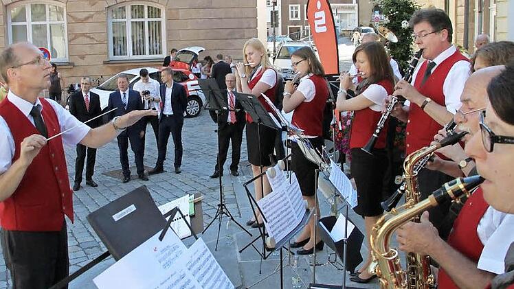 Auch auf der Rathaustreppe gab die Gruppe "Sparkassen-Blech" gestern ein Standkonzert.  Foto: Alexander Hartmann