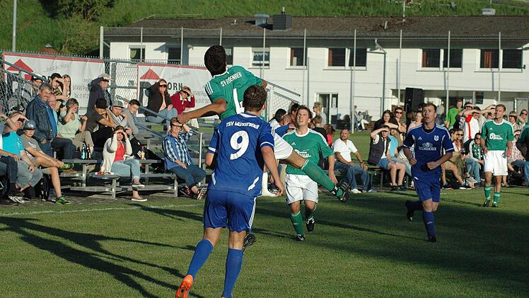 Szene aus dem Eröffnungsspiel zwischen dem SV Riedenberg (grünes Trikot) und dem TSV Münnerstadt (3:1). Foto: Sebastian Schmitt