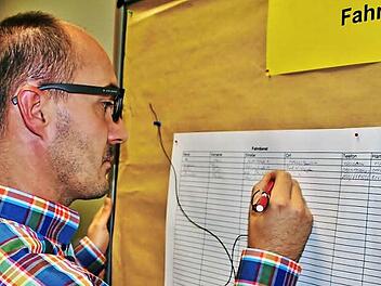 Florian Graeber trägt sich in die Helferliste ein. Fotos: Werner Vogel