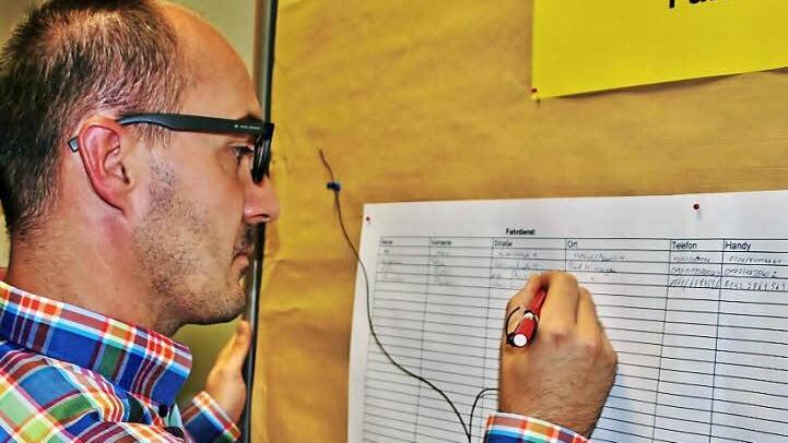Florian Graeber trägt sich in die Helferliste ein. Fotos: Werner Vogel