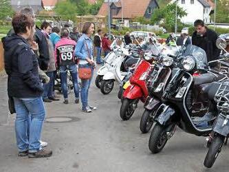 Hunderte von Vespa-Fans aus nah und fern strömten am Sonntagnachmittag nach Maineck .  Fotos: Stephan Stöckel
