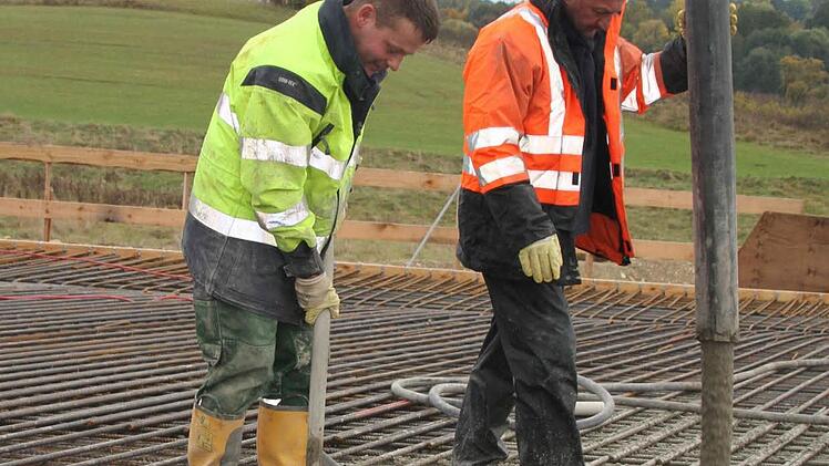 Auf der Baustelle sind allein 24 Arbeiter für das Einfüllen des Betons zuständig. Foto: Sonny Adam