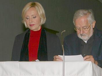 Unter der Überschrift "Von der Gutenberg- in die Zuckerberggalaxis" zeigten Petra Gerster und Christian Nürnberger (links) in der Morizkirche Fluch und Segen der "fünften Gewalt" auf.Martin rebhan