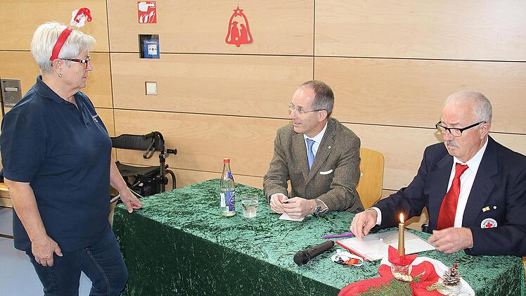 Irene und Alois Gundalach (links und rechts) organisieren seit 30 Jahren  die zentrale Behinderten-Weihnachtsfeier des Roten Kreuzes in Steinach. In  der Mitte der Kreisvorsitzende Dr. Alexander Siebel.. Foto: Britz
