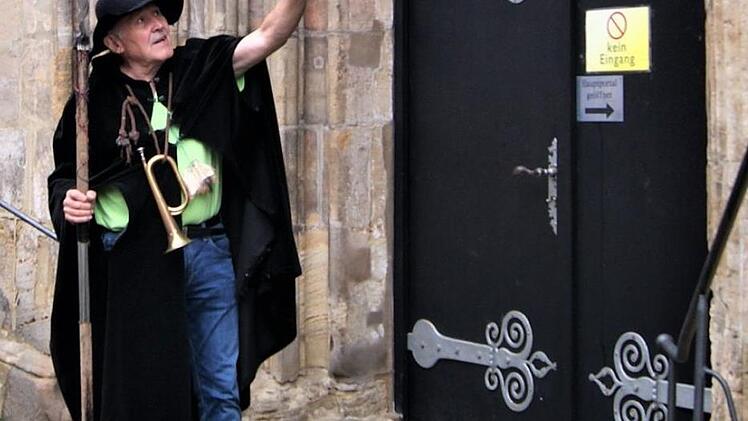 Eberhard Heiser erzählt als Nachtwächter von Forchheim auch allerlei über die Architektur der Innenstadt.