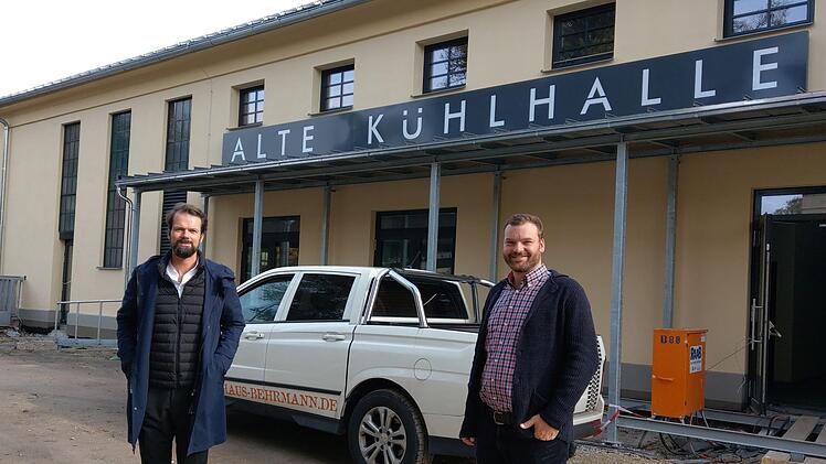 Jochen Flohrschütz (links) und Markus Neufeld vor der alten Kühlhalle. Bis Jahresende soll sie fertig sein.