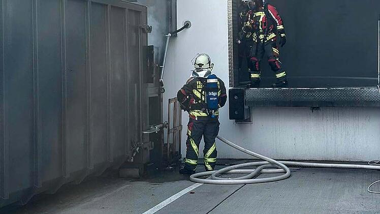 Supermarkt in Bad Staffelstein evakuiert: Feuerwehr bek&auml;mpft Rauchentwicklung