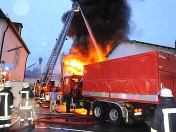 Ein Wechsellader (rechts) der Bamberger Feuerwehr im Einsatz beim Brand der Firma Vedag  Foto: Ronald Rinklef/Archiv