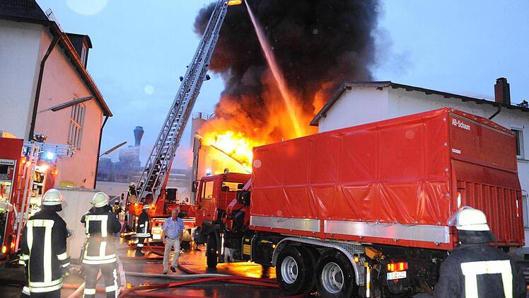 Ein Wechsellader (rechts) der Bamberger Feuerwehr im Einsatz beim Brand der Firma Vedag  Foto: Ronald Rinklef/Archiv